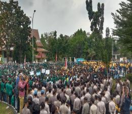 Ribuan mahasiswa dari berbagai universitas di Provinsi Riau unjuk rasa di depan gedung DPRD Riau.